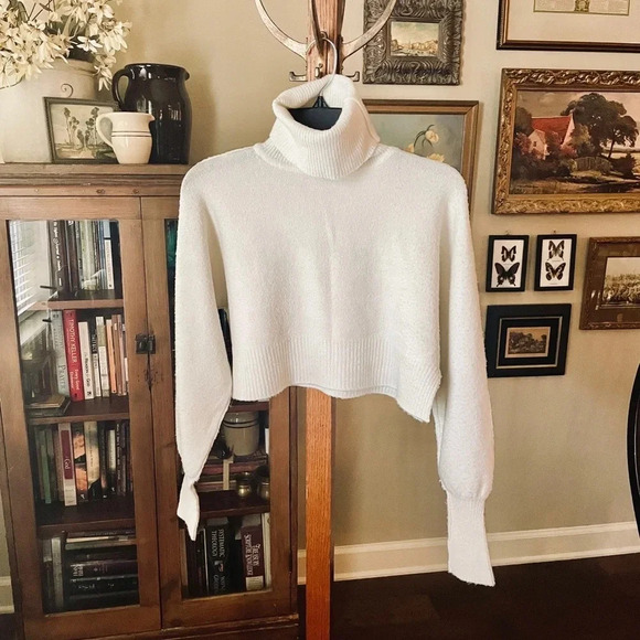 Urban Outfitters women’s long sleeve cropped turtleneck sweater SZ XS white - Picture 2 of 8
